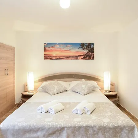 Holiday home 4 Bedroom Cozy In Brstanovo