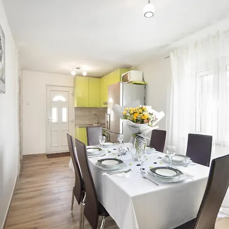 4 Bedroom Cozy In