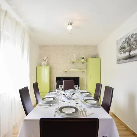 Сasa de vacaciones 4 Bedroom Cozy In