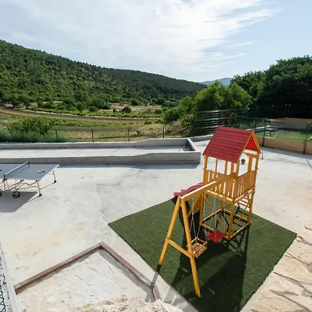 Сasa de vacaciones 4 Bedroom Cozy In *