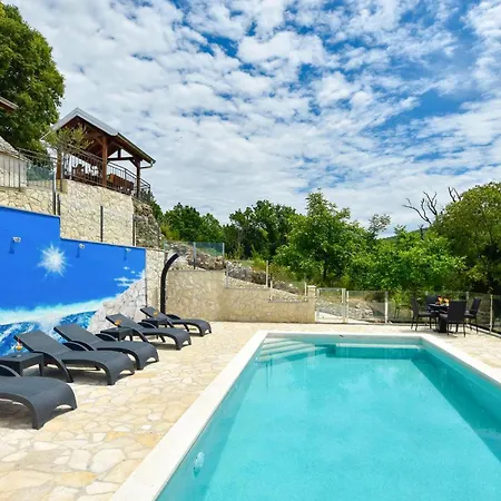 Holiday home 4 Bedroom Cozy In Brstanovo