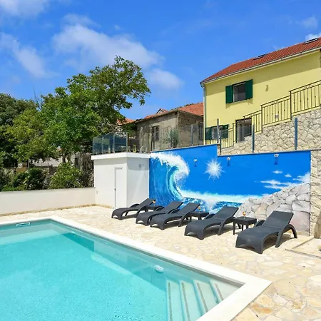 4 Bedroom Cozy In Holiday home